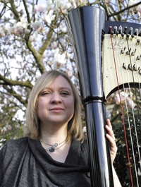 Photograph of harpist Elen Vining